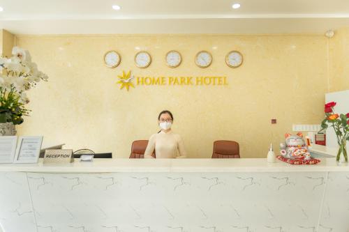 富国Home Park Hotel的一位戴面具的女士在家庭公园酒店