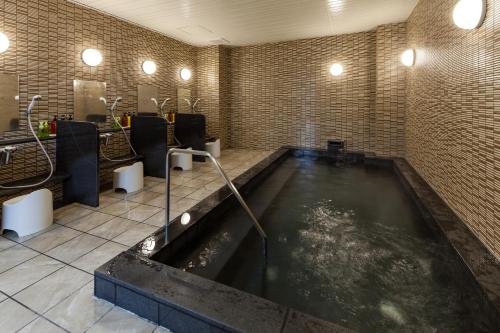 尼崎市阪神神崎前根Y‘s酒店的一个带大池水的浴室