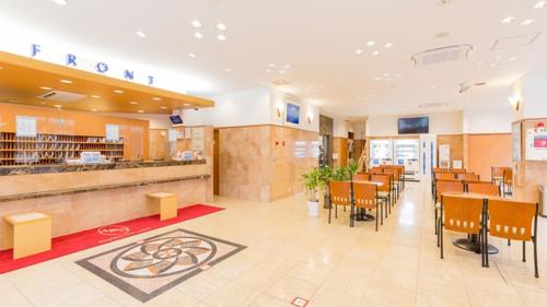 新泻Toyoko Inn Niigata Ekimae的餐厅设有酒吧和桌椅