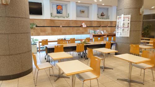 新泻Toyoko Inn Niigata Ekimae的餐厅内带桌椅的用餐室