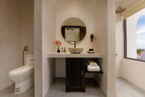 会安Hoianoi Villa_A Little Hoi An_Entire villa的一间带卫生间和镜子的浴室