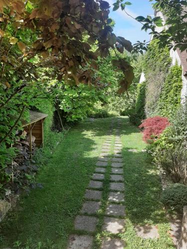 Mareil-sur-MauldreAu Chat Perché chambre double的草地上带石头路的花园