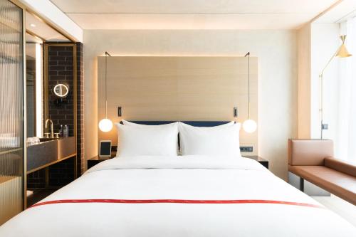 阿姆斯特丹Ruby Emma Hotel Amsterdam的卧室配有白色大床和水槽