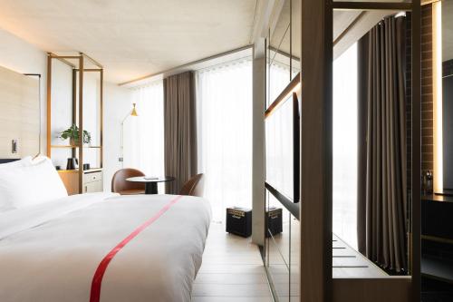 Ruby Emma Hotel Amsterdam客房内的一张或多张床位