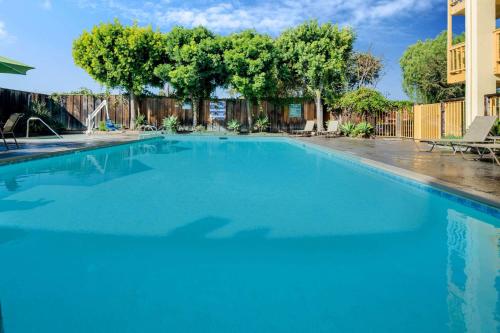 尔湾La Quinta Inn & Suites by Wyndham Irvine Spectrum的蓝色海水大型游泳池