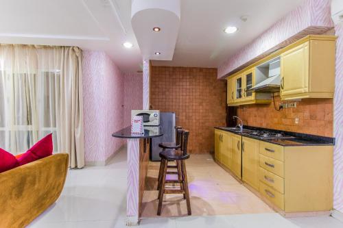 OYO 109 Al Thabit Modern Hotel Apartment的厨房或小厨房