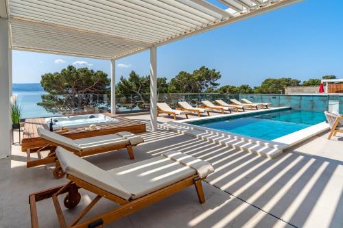奥米什New! Villa Bava with 4 En-suite Bedrooms, Heated 33 sqm Pool的一座带游泳池和度假村的别墅