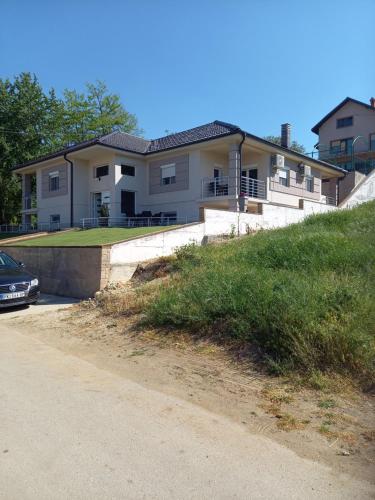 索科矿泉村Vila Sanja的山边的房子