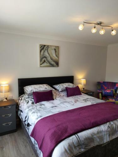 Glenwood luxury Cottage Betws-y-coed客房内的一张或多张床位