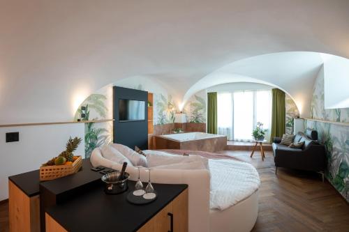 阿维瑞·德文特·彭特乐威哥尼尔罗曼尼克酒店的一间带床和浴缸的客厅