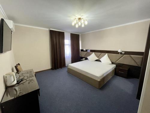 阿特劳Comfortplace的酒店客房,配有床和电视
