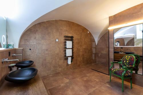 阿维瑞·德文特·彭特乐威哥尼尔罗曼尼克酒店的浴室设有两把椅子和镜子