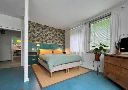 格拉弗瑙Appartement Sandsteig 1的一间卧室配有一张床和一台电视