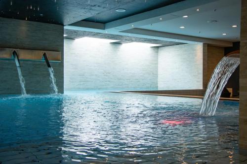 哥本哈根蒂沃里酒店的一座带瀑布的游泳池