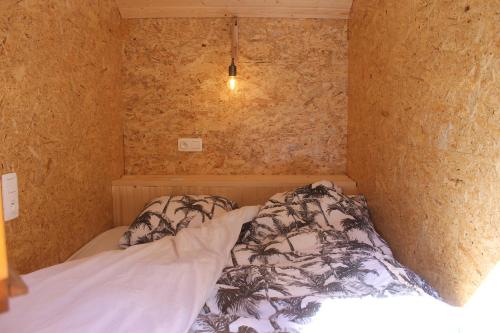 FloreffeLa Roulotte Viticole - sauna - toilette sèche的一间小卧室,角落里设有一张床