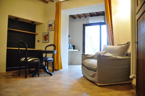蒙塔尔奇诺suite la fortezza的客厅配有桌子、沙发和椅子