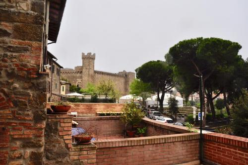 蒙塔尔奇诺suite la fortezza的享有城市美景的砖墙