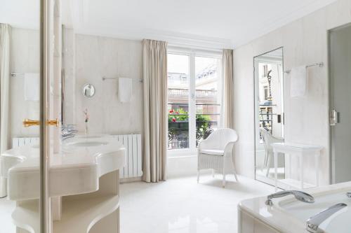 巴黎巴黎布里斯托尔酒店 - 奥克特品质酒店的白色的浴室设有两个盥洗盆和镜子