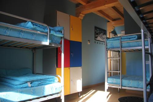 Triollo库拉瓦卡旅馆的一间设有两张双层床的客房