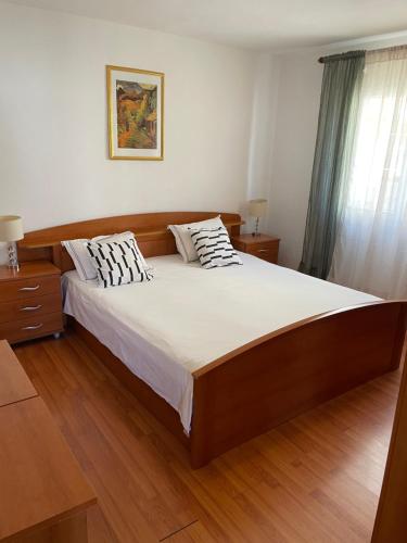 苏提万Apartman Luš的一间卧室配有一张带白色床单的大床
