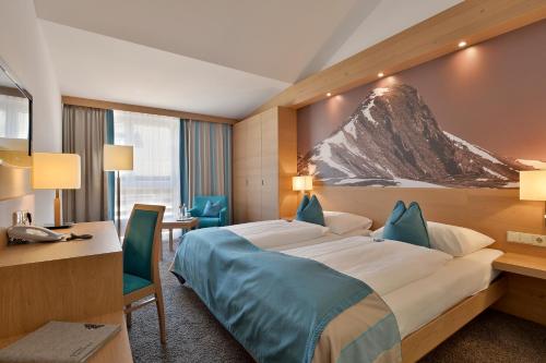 金色阿德勒瓦腾斯酒店客房内的一张或多张床位