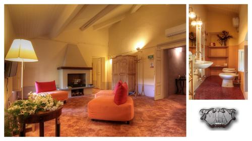 圣朱利亚诺-泰尔梅Villa Alta - Residenza d'epoca con piscina的一间带橙色椅子的客厅和一间浴室