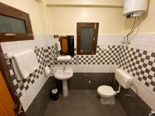 The Royal Orchard Kasol的一间浴室
