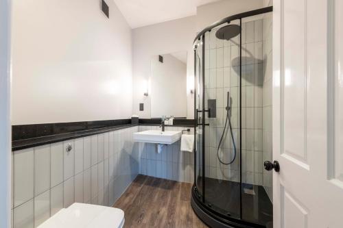 奥克姆Wisteria Hotel的带淋浴、卫生间和盥洗盆的浴室