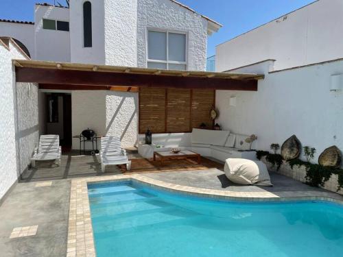 帕拉卡斯Beachfront, 4BR, entire house in Paracas的房屋前的游泳池