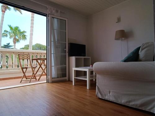卡兰博希Bon Repos - B10, Apartamento con Terraza en Cala'n Bosch的带沙发的客厅和阳台美景