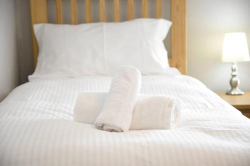波特里Rooms on the High Street的白色床上的2条可移动毛巾