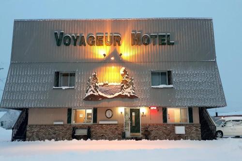 国际瀑布城Love Hotels Voyageur at International Falls MN的雪地中香草酒店的景色