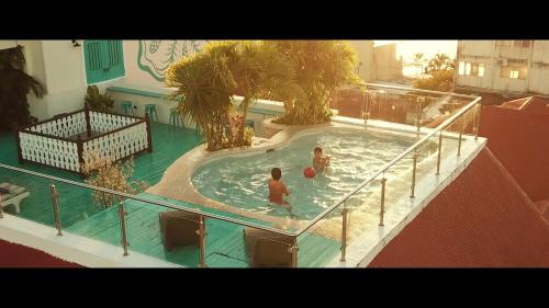 弗洛勒斯弗洛雷斯德岛酒店的两人在阳台上的游泳池里