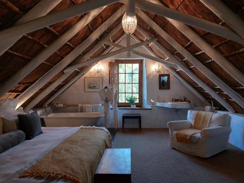 斯韦伦丹Jan Harmsgat Country House的阁楼间设有一张大床和浴缸