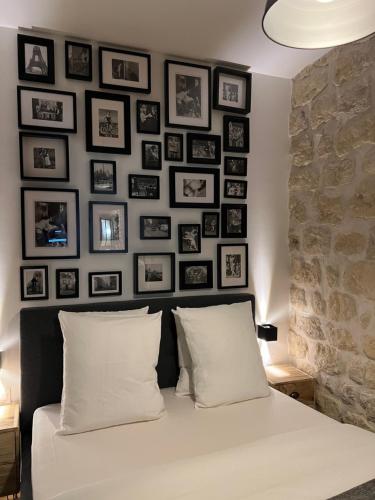 巴黎Loft Jaures的卧室,床上方有一张图片墙