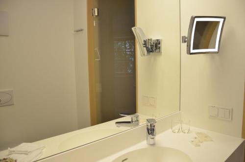 哈尔施塔特Seewirt Zauner - contactless check in的一间带水槽和大镜子的浴室