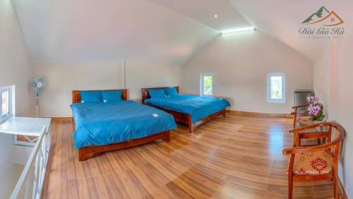 大叻Moonlight Homestay的一间卧室设有两张床,铺有木地板