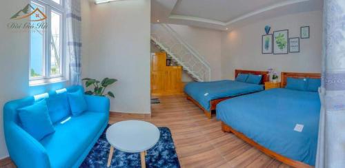 大叻Moonlight Homestay的一间带蓝色床和楼梯的客厅