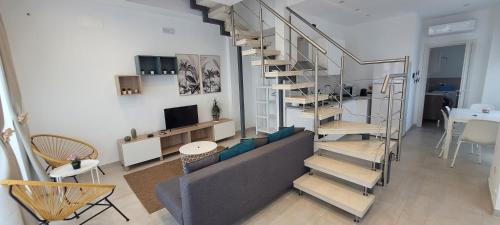 锡拉库扎Eos Sea View Apartments的一间公寓中带楼梯的客厅
