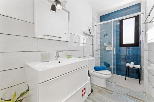蒂亚斯Holiday in Lanzarote!的白色的浴室设有水槽和卫生间。