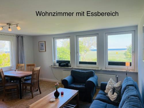 卡格斯多夫Ferienwohnung Ostseeblick的客厅配有蓝色的沙发和桌子