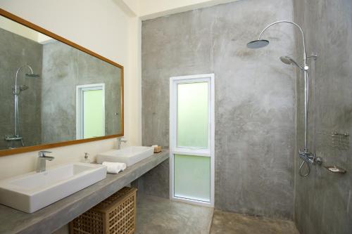 涛岛Overthemoon Luxury Pool Villas的一间带水槽和镜子的浴室