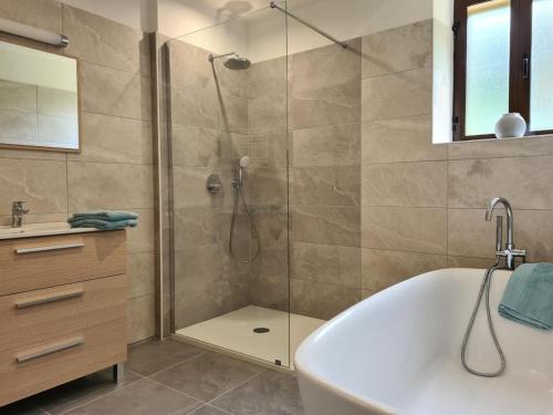 萨尔拉拉卡内达La Maison Thimadaise的带淋浴、浴缸和盥洗盆的浴室