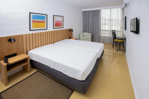 福斯阿特兰蒂达公寓酒店客房内的一张或多张床位
