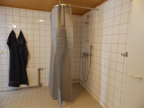 奥卢Gasthouse Oulu的带淋浴的浴室(带瓷砖墙)
