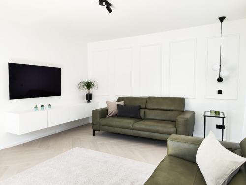 巴特马林贝格Ferienhaus Stadtblick的带沙发和电视的客厅