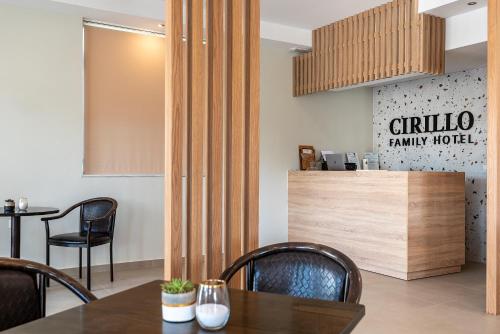 马斯蒂查里Cirillo Family Hotel-Christinas Studios的一间带桌椅的用餐室