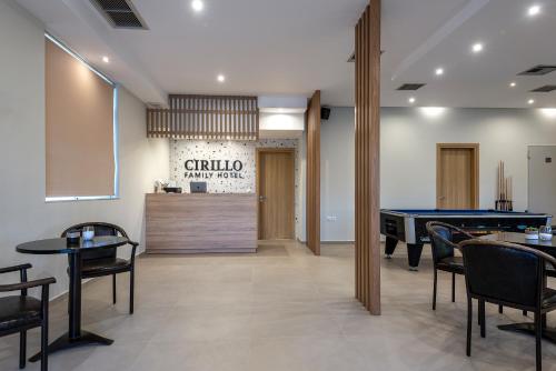 马斯蒂查里Cirillo Family Hotel-Christinas Studios的一间带桌子和台球桌的餐厅