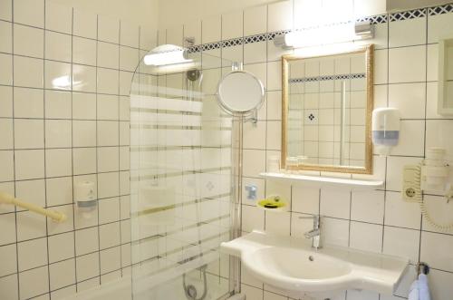 圣吉尔根休伯湖畔酒店的白色的浴室设有水槽和镜子