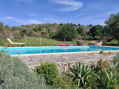 BlandasGîte de Navacelles的田野中间的游泳池